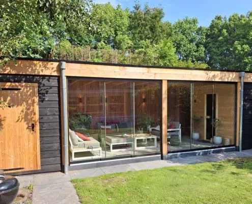 Sauna geïntegreerd in houten overkapping