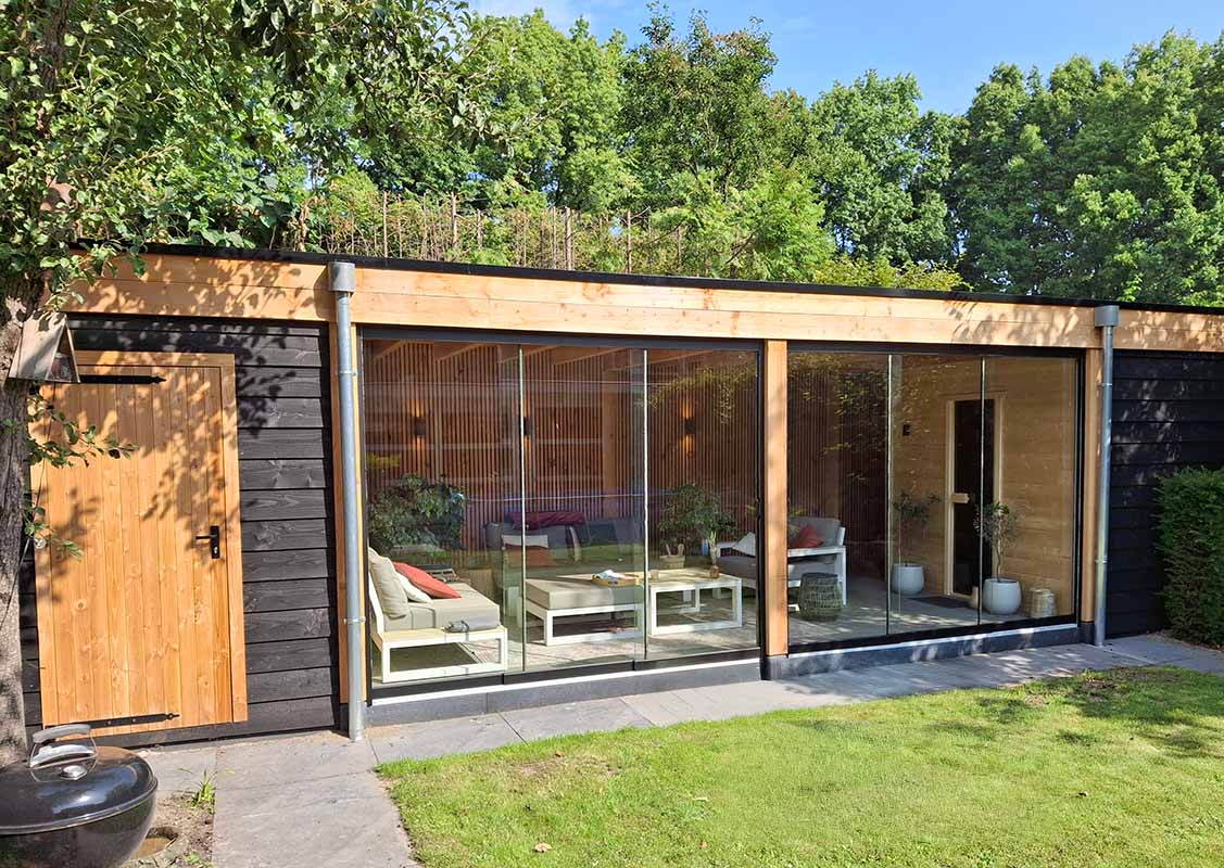 Sauna geïntegreerd in houten overkapping