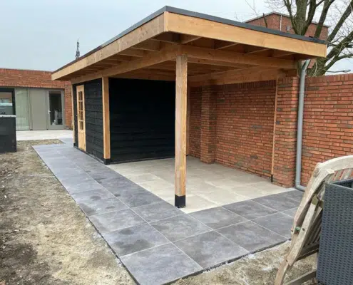 Houten overkapping op maat door CharlieZ met een dichte wand