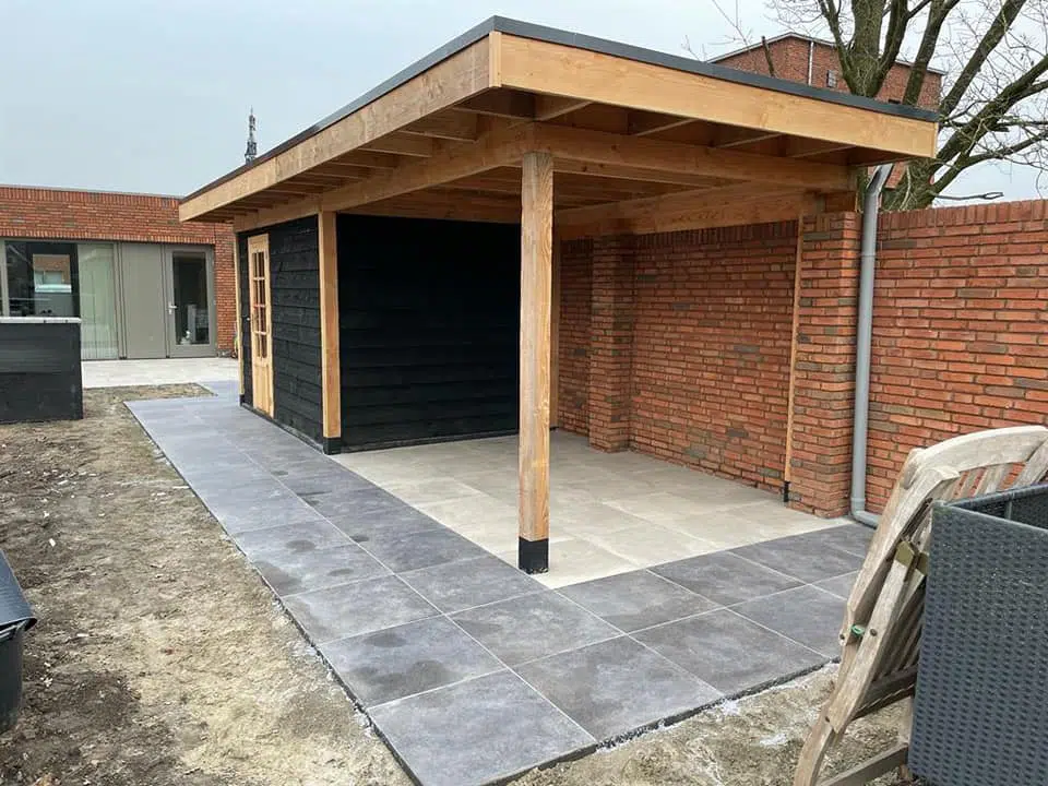 houten-overkapping-tegels-charliez Houten overkapping op maat door CharlieZ met een dichte wand