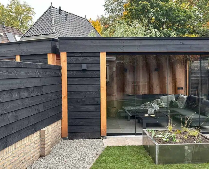 Houten overkapping schutting en glazen schuifwanden