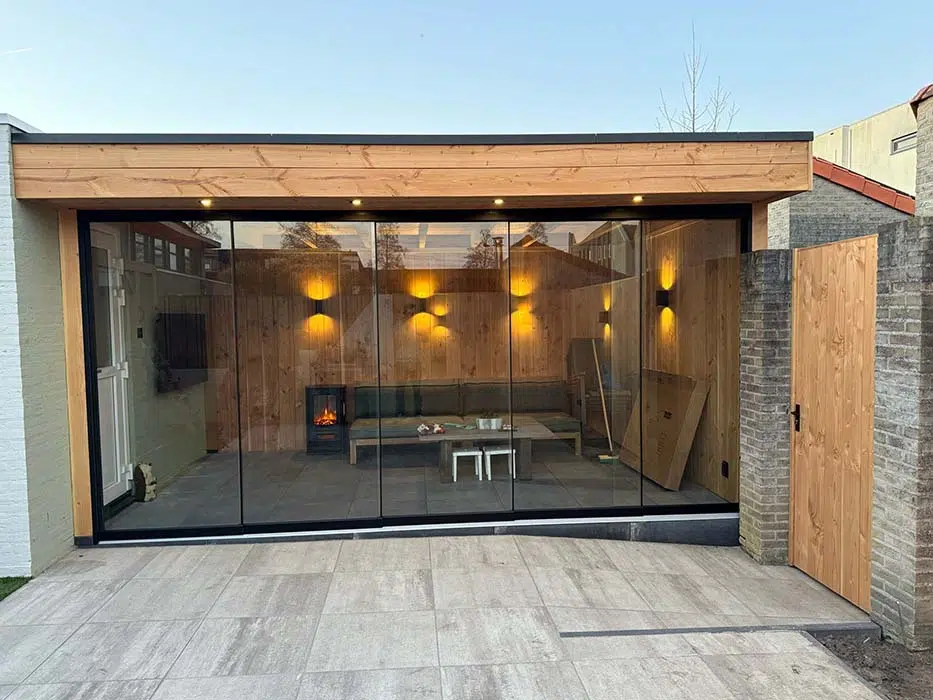 moderne-overkapping-hout-glaswand-charliez Verlichting in overkapping als upgrade bij CharlieZ