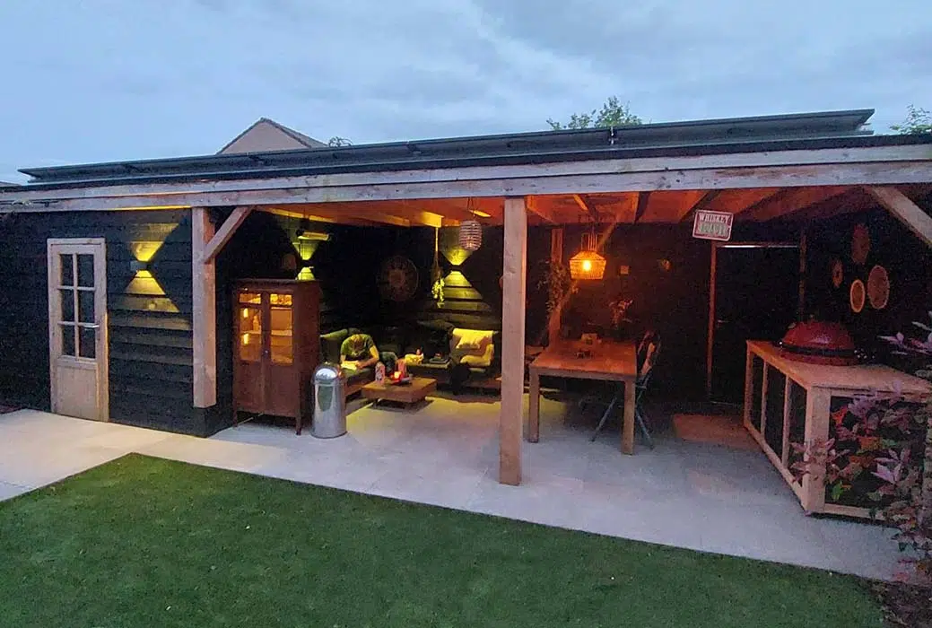 verlichte-moderne-houten-overkapping