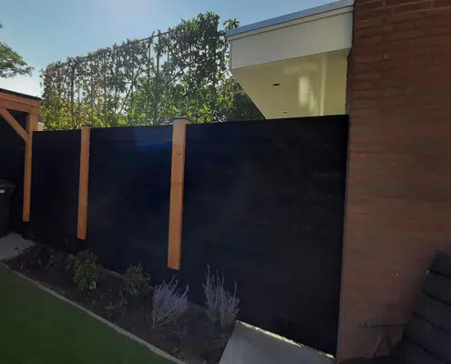 Schutting en poort in zelfde stijl als overkapping